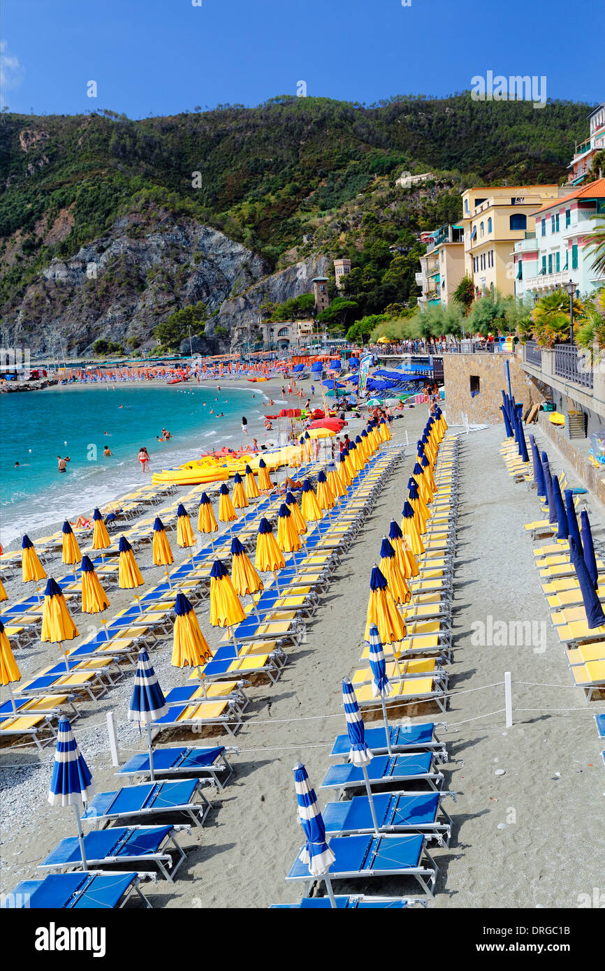 Rangée de chaises longues et de parasols sur une plage, Monterosso al Mare, Cinque Terre, ligurie, italie Banque D'Images