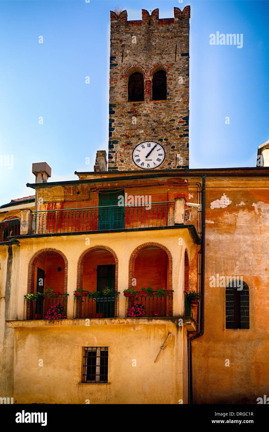 Portrait d'une horloge et d'un balcon, Monterosso al Mare, Cinque Terre, ligurie, italie Banque D'Images