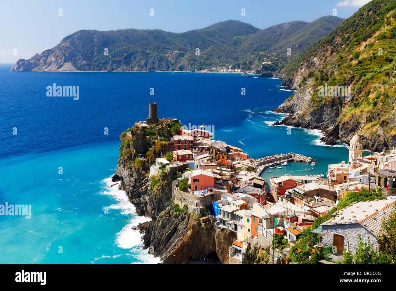 Portrait d'une petite ville côtière sur une falaise, Vernazza, Cinque Terre, ligurie, italie Banque D'Images