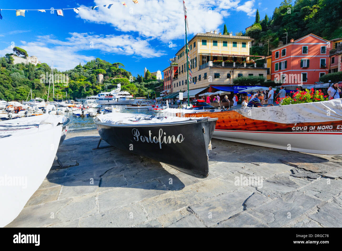 Low Angle View de bateaux dans un port, Portofino, ligurie, italie Banque D'Images