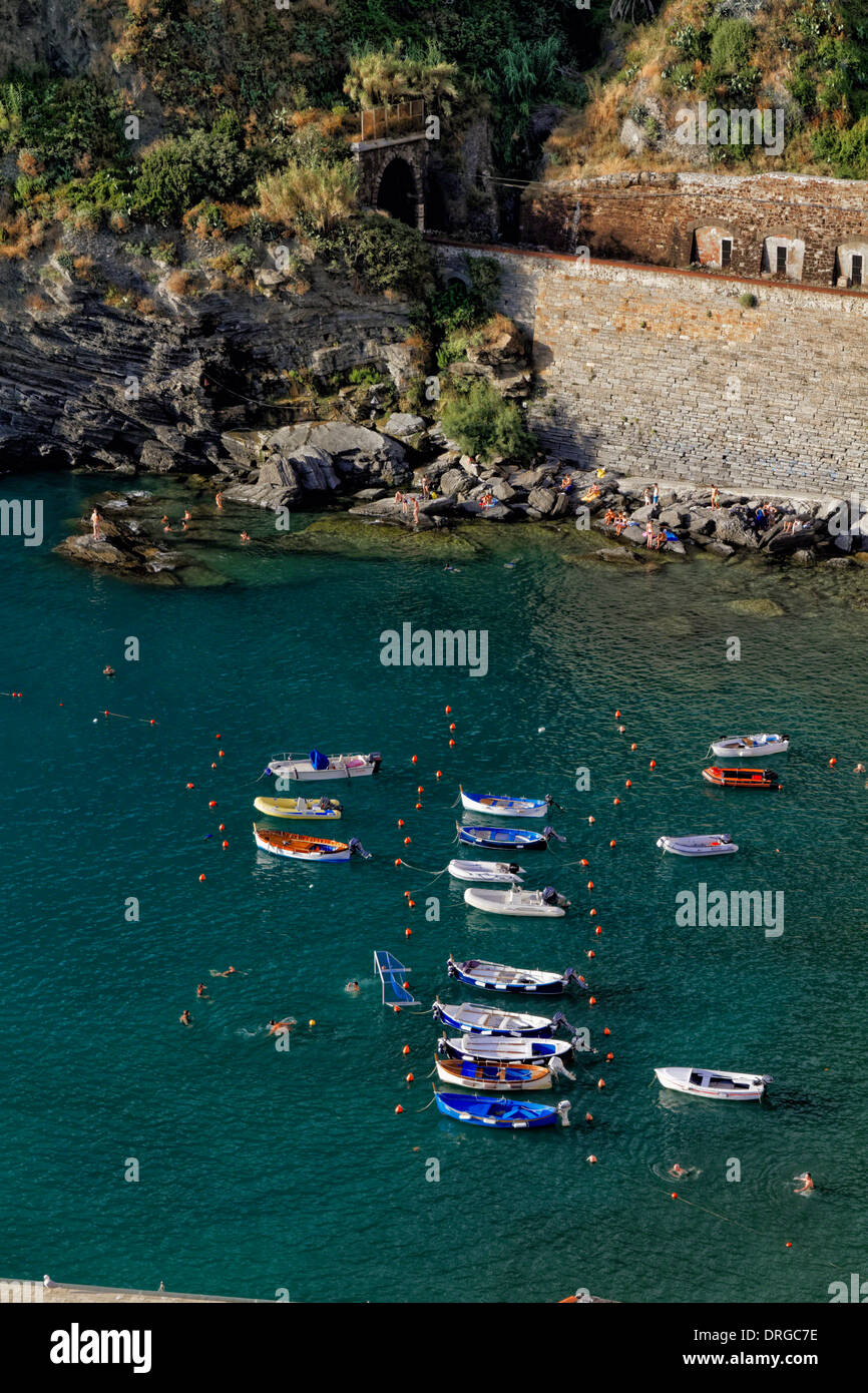 Portrait des petits bateaux ancrés dans un port, Vernazza, Cinque Terre, ligurie, italie Banque D'Images