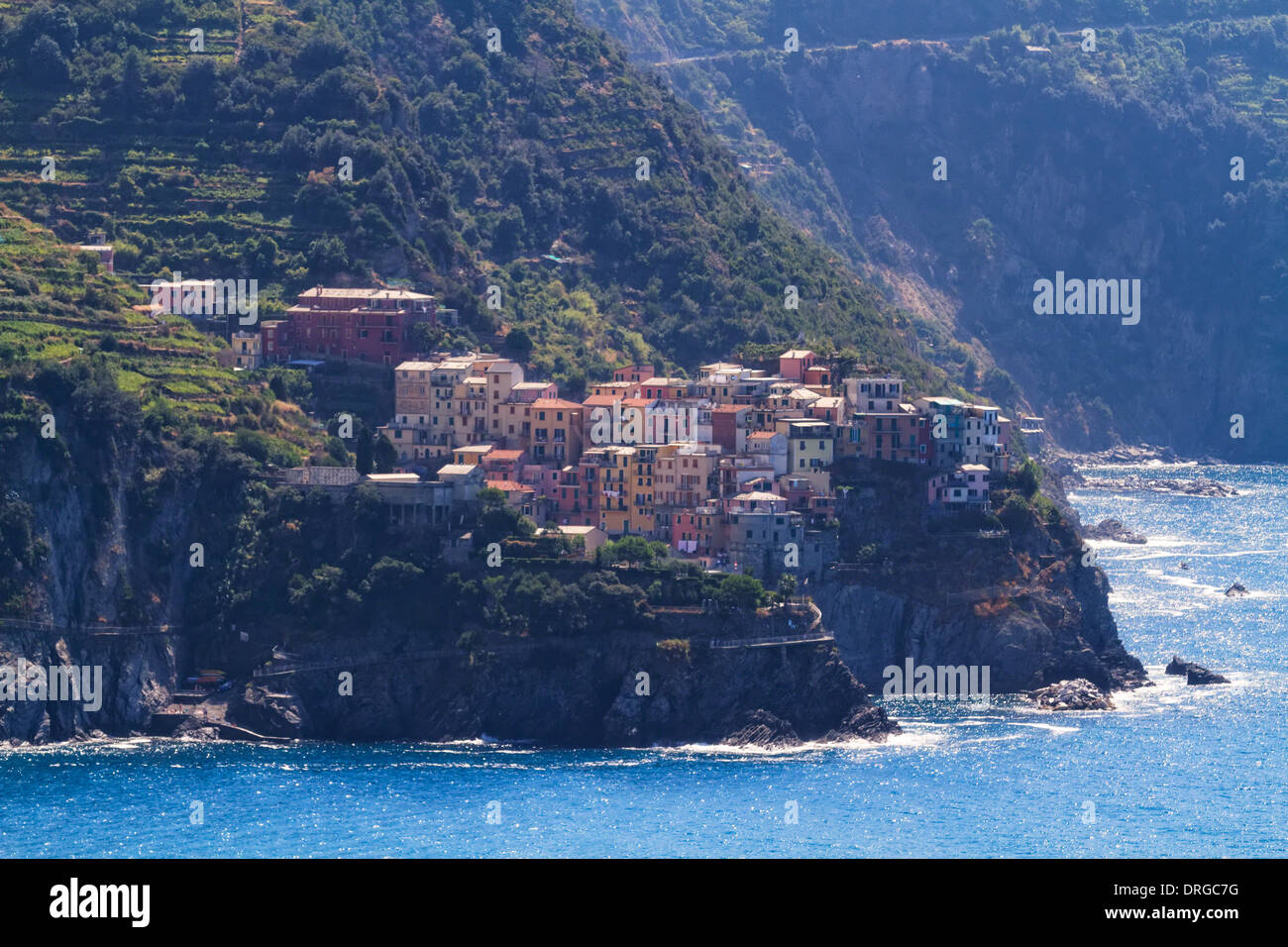 Petite ville sur une falaise au bord de mer, Corniglia, Cinque Terre, ligurie, italie Banque D'Images