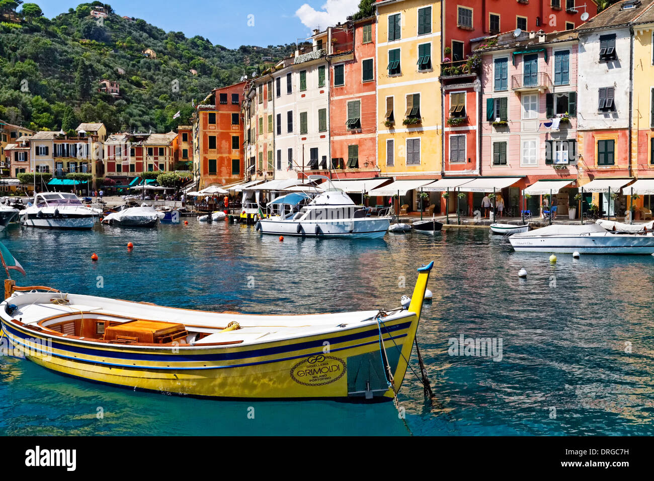 Vue de l'arrière-port de Portofino avec de petits bateaux, ligurie, italie Banque D'Images