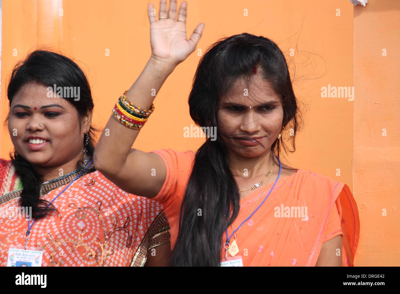 Gandhi Maidan, Patna, Bihar, Inde, 26 janvier 2014. Les artistes interprètes ou exécutants adopter différents rôles que les tableaux s'est joint au cours des mois de mars à l'occasion de la 65e Journée de la République de l'Inde de la parade. La République Day Parade commence tôt le matin d'hiver dans un plein paniers parade ground assisté par des fonctionnaires du gouvernement du Bihar haut, abordée par M. Dnyandeo Yashwantrao Patil, Gouverneur de Bihar et Shri Nitish Kumar, Ministre en chef de Bihar. Total 12 tableaux rejoint le défilé accompagné par la danse joyeuse de jeunes garçons et filles qui ont fait l'événement mémorable. 17 officiers de police ont également reçu la médaille du Président à Banque D'Images