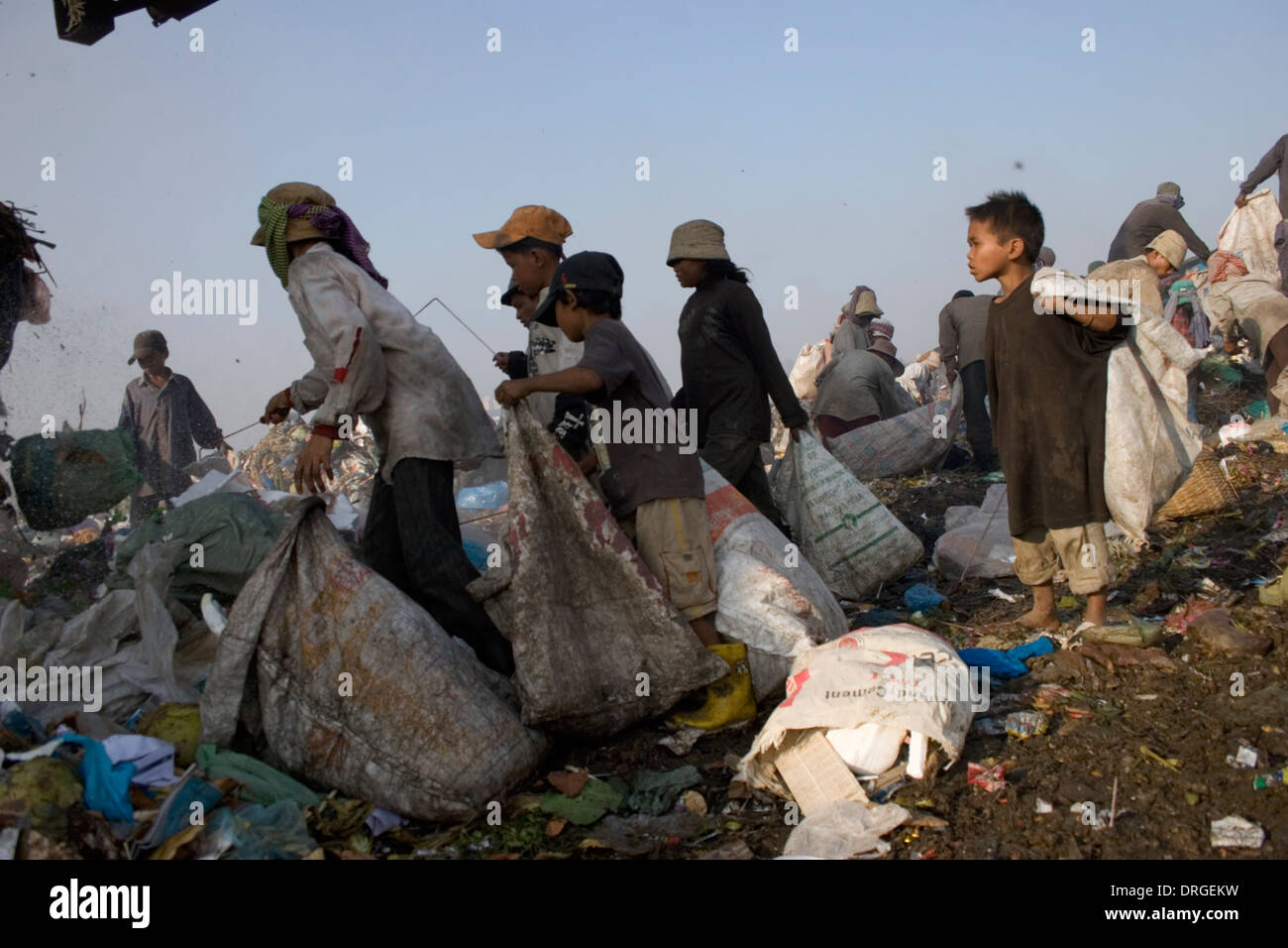 Un groupe de récupérateurs recueillent des matières toxiques à la décharge de Stung Meanchey à Phnom Penh, Cambodge. Banque D'Images