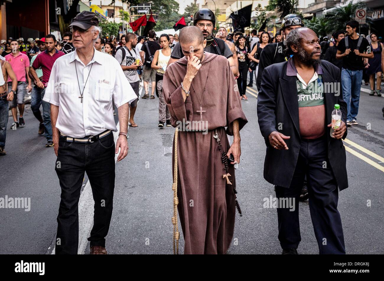 Sao Paulo, Brésil. 25 Jan, 2014. Les gens prennent part à une manifestation au centre-ville de Sao Paulo contre les dépenses publiques pour la Coupe du monde. Autour de 3.000 personnes ont marché autour de la zone centrale de la capitale financière du Brésil chantant comme 'la Coupe du monde n'aura pas lieu'' et ''Je préfère voir mon argent dépensé dans la santé publique et de l'éducation'', le 25 janvier 2014. Credit : Gustavo Basso/NurPhoto ZUMAPRESS.com/Alamy/Live News Banque D'Images