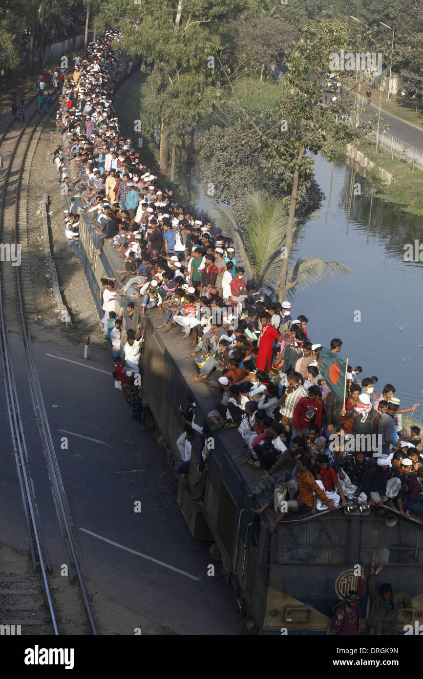 Dhaka Bangladesh,. 26 janvier, 2014. Les dévots musulmans bangladais à bord d'un train après avoir assisté à l'Akheri Munajat prières finales sur le troisième jour de Biswa Ijtema, la deuxième plus grande congrégation musulmane après le Hajj à Tongi avec plus de deux millions de musulmans. Le Biswa Ijtema, le deuxième plus grand rassemblement religieux des musulmans a conclu avec la prière de Akheri Munajat sur la banque du fleuve Turag. L'événement se concentre sur la prière et la méditation et ne permet pas à une discussion politique. Des milliers de musulmans s'est joint à la prière à l'Biswa Ijtema motif et des environs. Banque D'Images