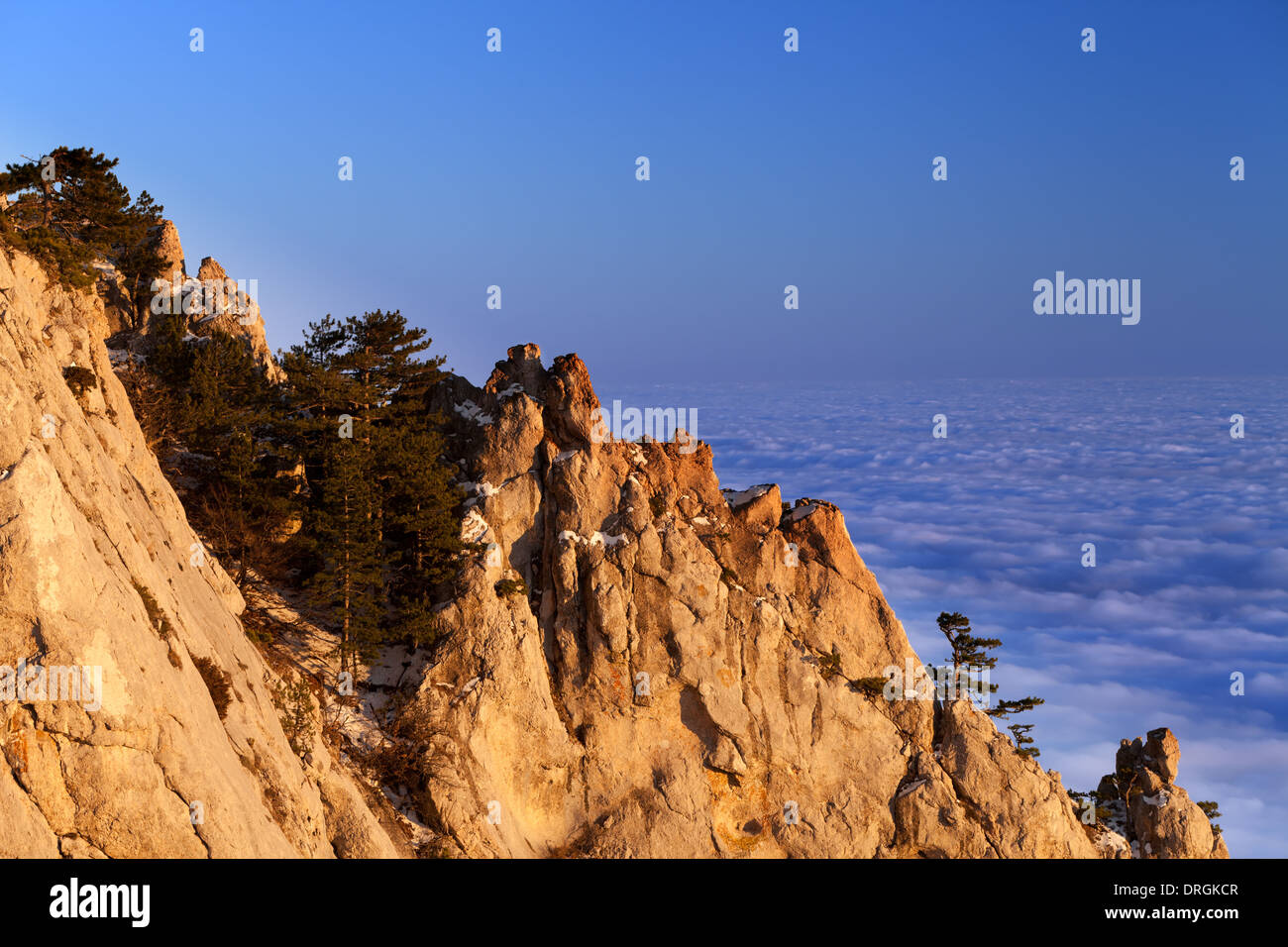 Soleil, mer et rochers en nuages à soir. Montagnes de Crimée en hiver, l'Ukraine. Banque D'Images