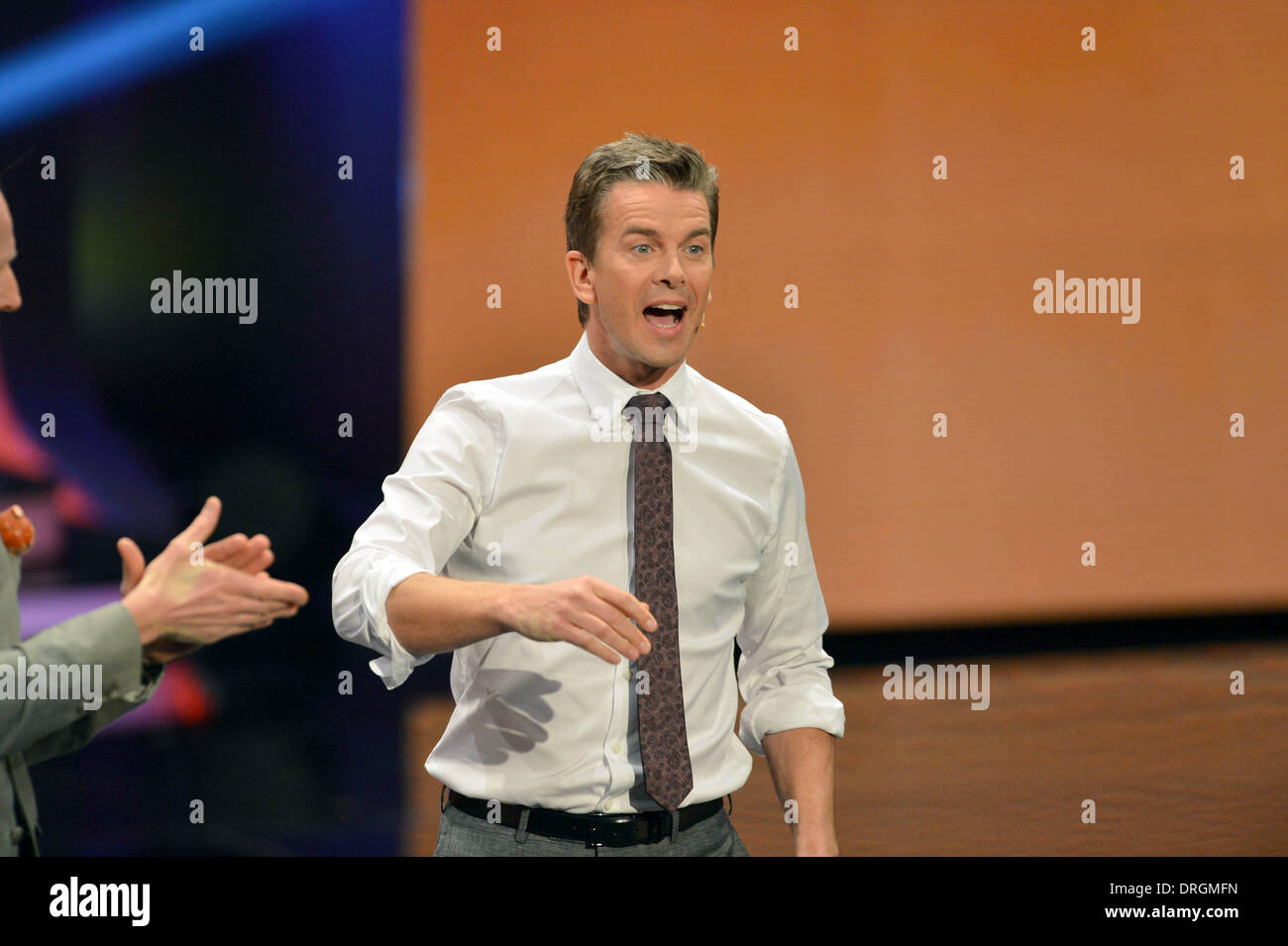 Karlsruhe, Allemagne. 25 Jan, 2014. Présentateur Markus Lanz héberge le germen jeu télévisé "Wetten, dass. ?' (lit. Wanna bet que. ?) sur la télévision publique allemande ZDF à Karlsruhe, Allemagne, 25 janvier 2014. Photo : Uli Deck/dpa/Alamy Live News Banque D'Images