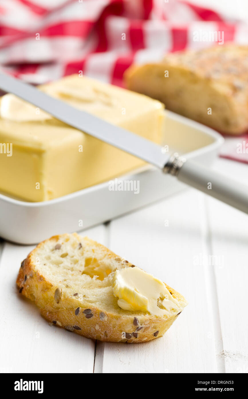 Du pain et du beurre sur la table en bois blanc Banque D'Images