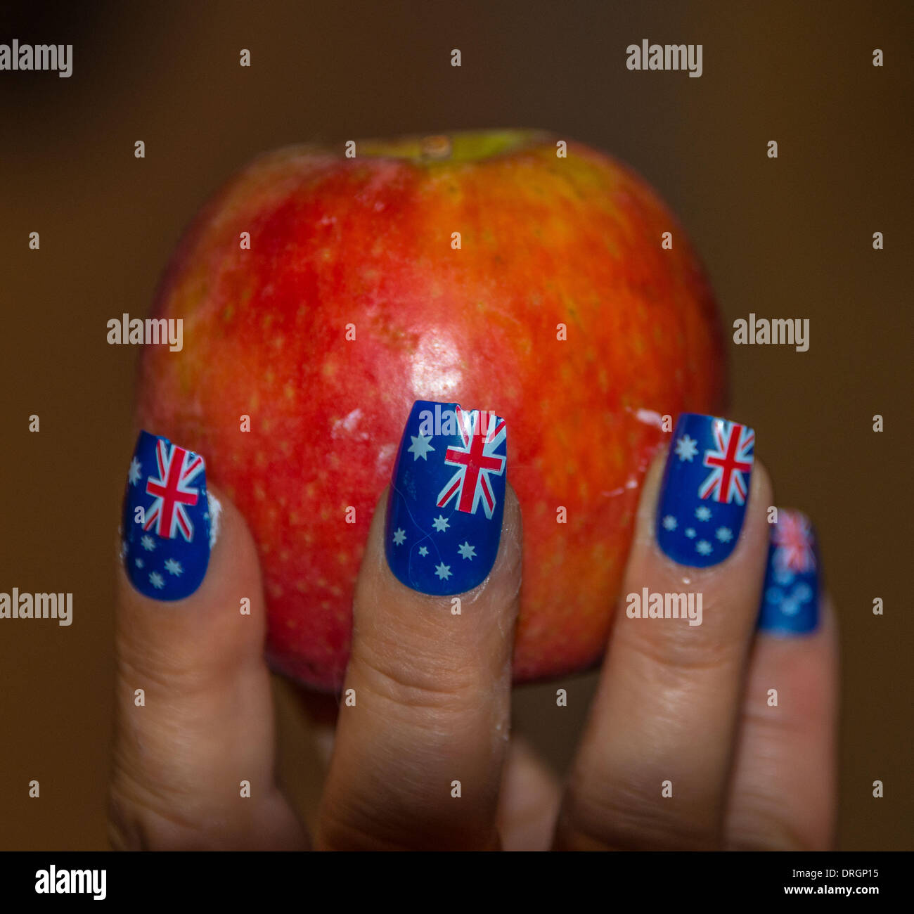 Hand holding apple avec nail art du drapeau australien Banque D'Images