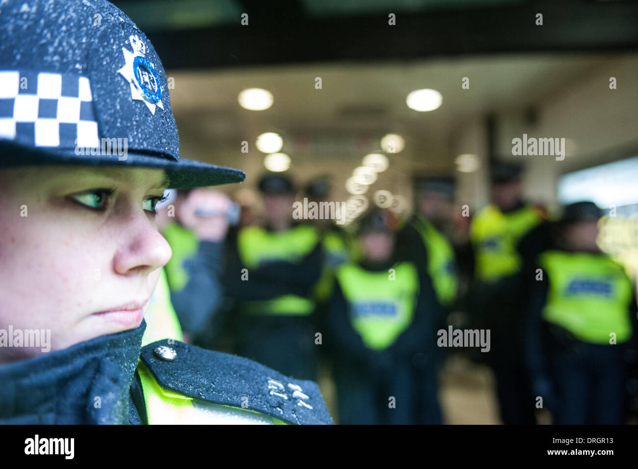 Londres, Royaume-Uni. 26 janvier, 2014. un agent de police se tient en dehors de la station Holborn comme partisans de l'extrême droite hongrois Jobbik parti sont tenues à l'intérieur de la station de métro Holborn comme anti-fascistes de protestation devant la sortie. Credit : Piero Cruciatti/Alamy Live News Banque D'Images