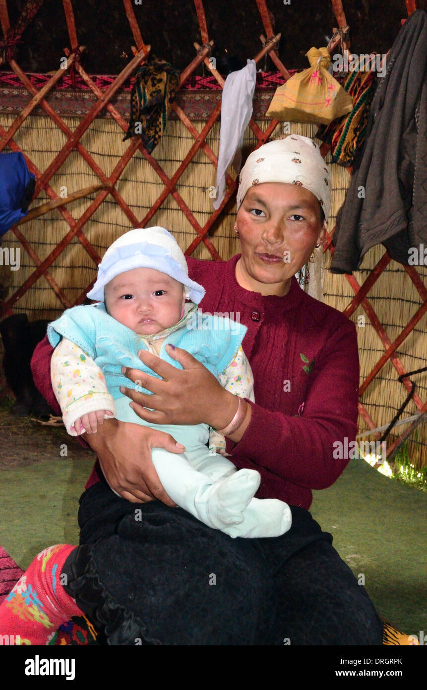 Grand-mère kirghize avec son petit-fils à l'intérieur d'une yourte dans les montagnes du Sud Kirghizistan Banque D'Images