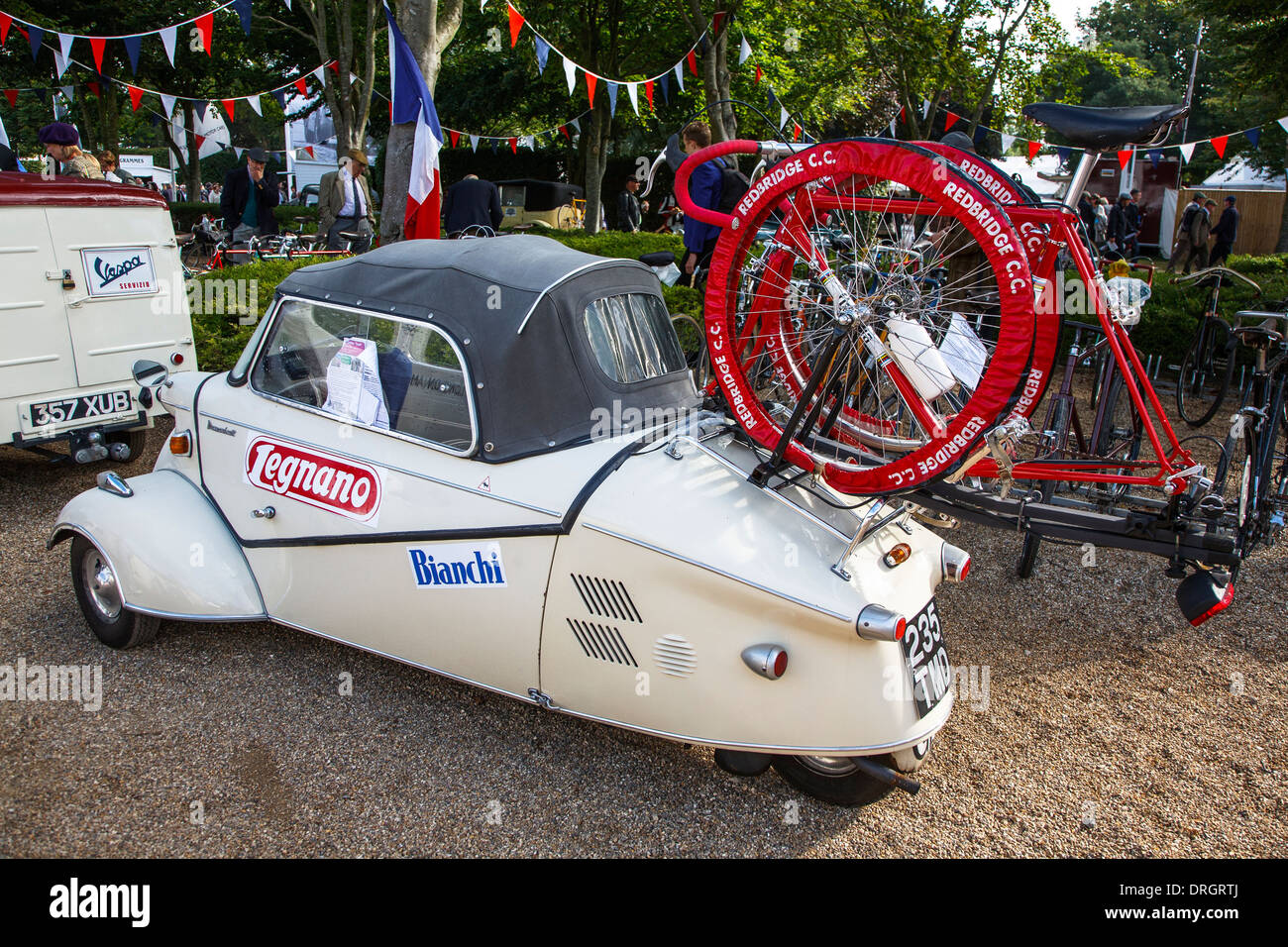 Bulle Messerschmitt voiture avec un porte vélo agir comme un tour de france voiture à la Goodwood Revival 2013, West Sussex, UK Banque D'Images