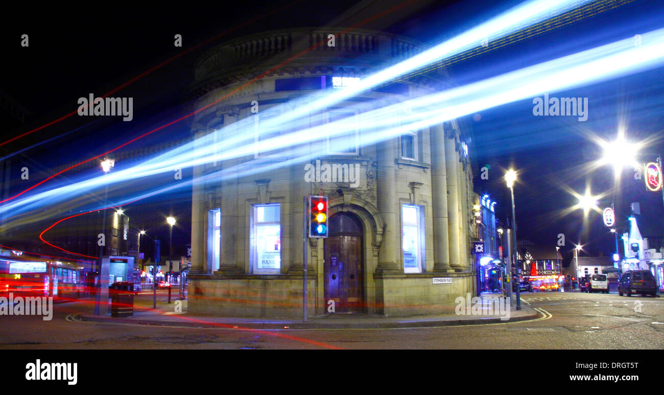 Le trafic passe par la banque RBS sur place Stephenson, Chesterfield, Derbyshire, Royaume-Uni Banque D'Images