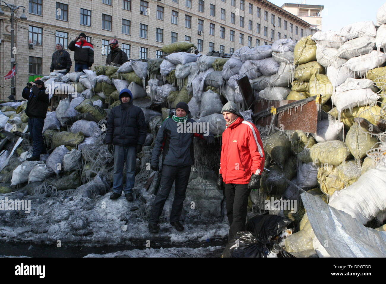 Kiev, Ukraine. 26 janvier, 2014. Les gens posent pour des photos devant un barrage routier à Kiev, capitale de l'Ukraine, le 26 janvier 2014. Le président ukrainien Viktor Ianoukovitch samedi offert le poste de premier ministre à un dirigeant de l'opposition, le bureau du président a dit. Les rassemblements de masse a commencé en Ukraine en novembre dernier, suite à une décision gouvernementale à mettre en attente d'un accord d'association avec l'Union européenne et d'opter pour le renforcement des relations avec la Russie. Credit : Zhang Zhiqiang/Xinhua/Alamy Live News Banque D'Images