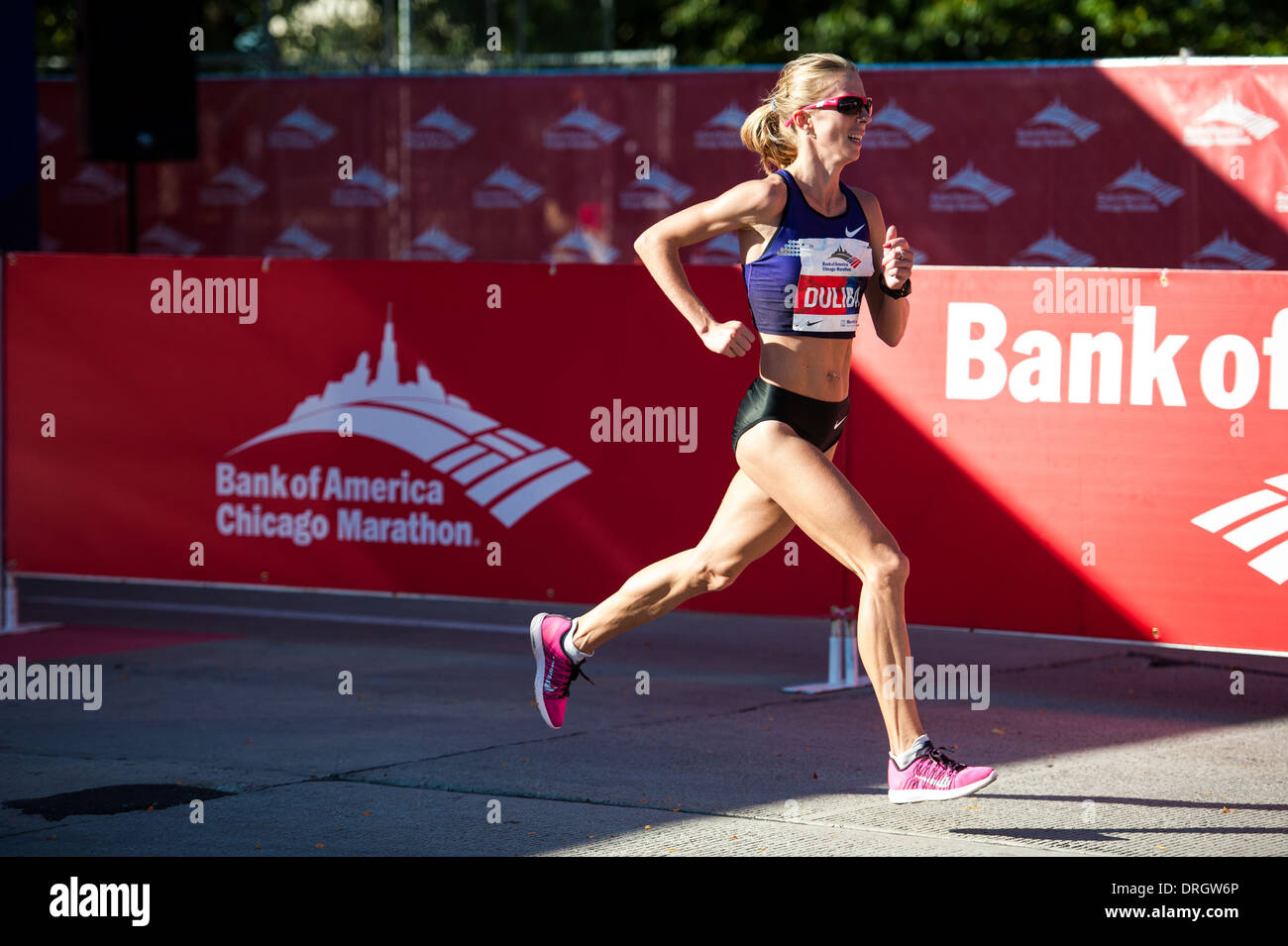 Aliaksandra Duliba du Bélarus traverse la ligne d'arrivée à la Bank of America Marathon de Chicago le 13 octobre 2013. Banque D'Images