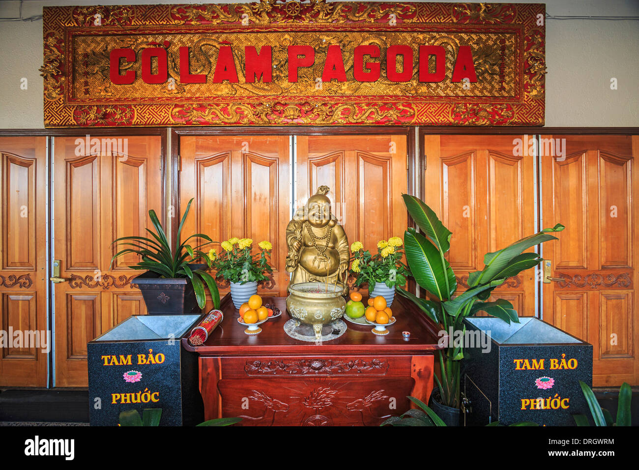 Temple bouddhiste vietnamienne Co Lam. Happy Buddha shrine devant le temple principal. Banque D'Images