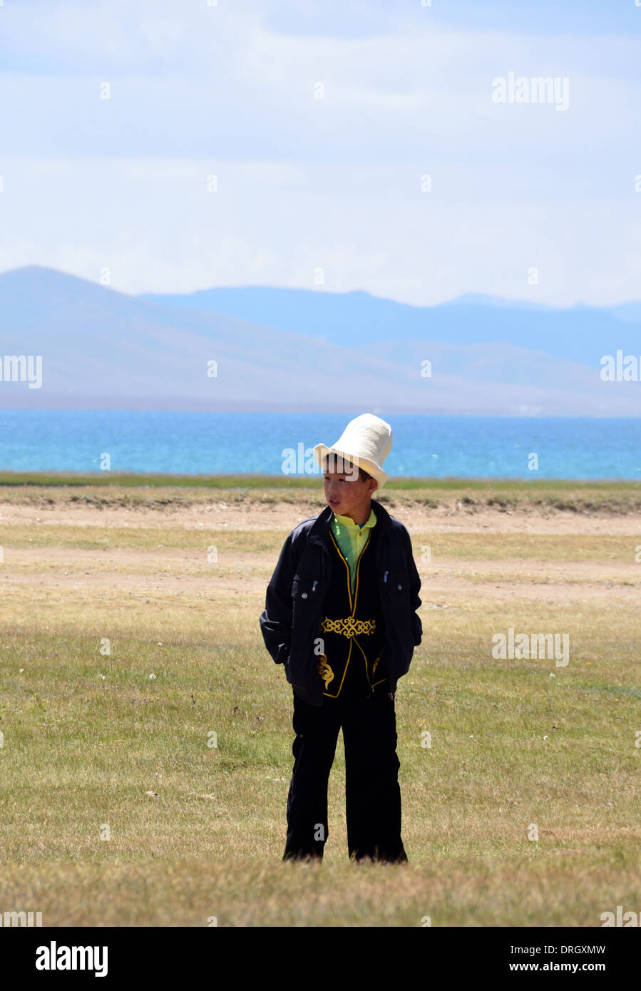 Enfant kirghize au lac Song-Kol en Europe centrale Kirghizistan Banque D'Images