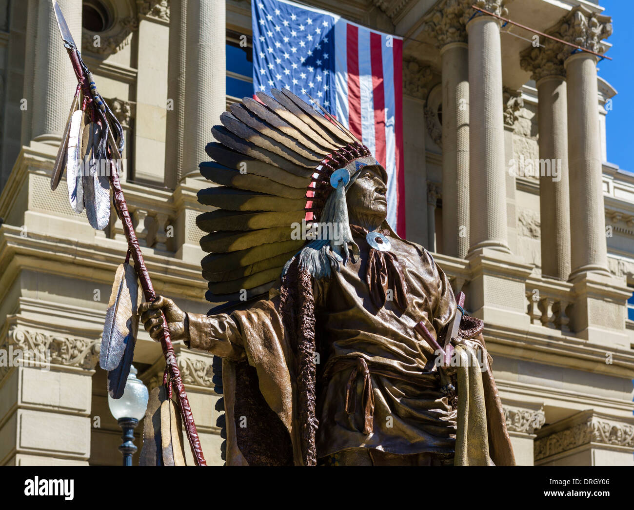 Dave McGary de sculpture du chef Washakie en face de la Wyoming State Capitol, Cheyenne, Wyoming, USA Banque D'Images