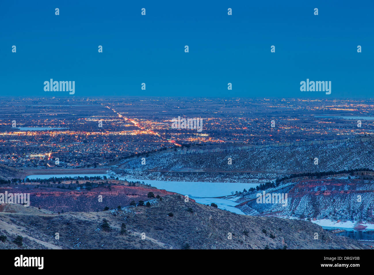 Vue de nuit de Fort Collins au Colorado avec Foothills et Horsetooth Reservoir, paysage d'hiver Banque D'Images