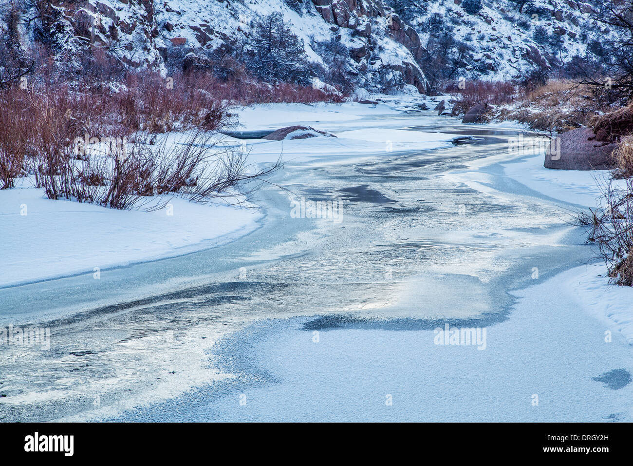 Hiver crépuscule sur la rivière cache la poudre (Nord) de la fourche à Eagle Nest espace ouvert dans le nord du Colorado, près de Fort Collins Banque D'Images