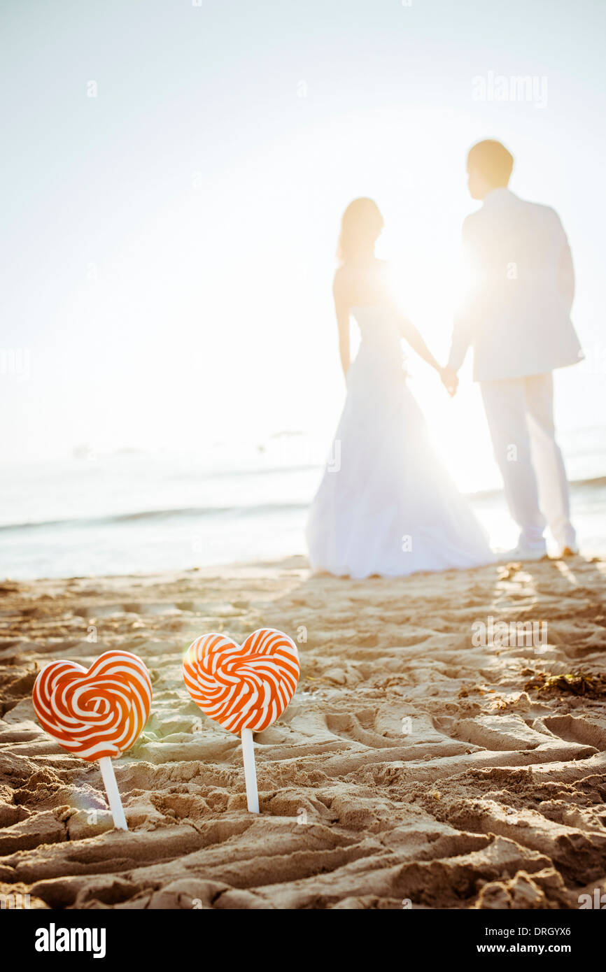 Herzlutschern am Strand mit Brautpaar auf Ibiza, Spanien - couples nuptiales avec coeur glacés à la plage, Ibiza, Espagne Banque D'Images