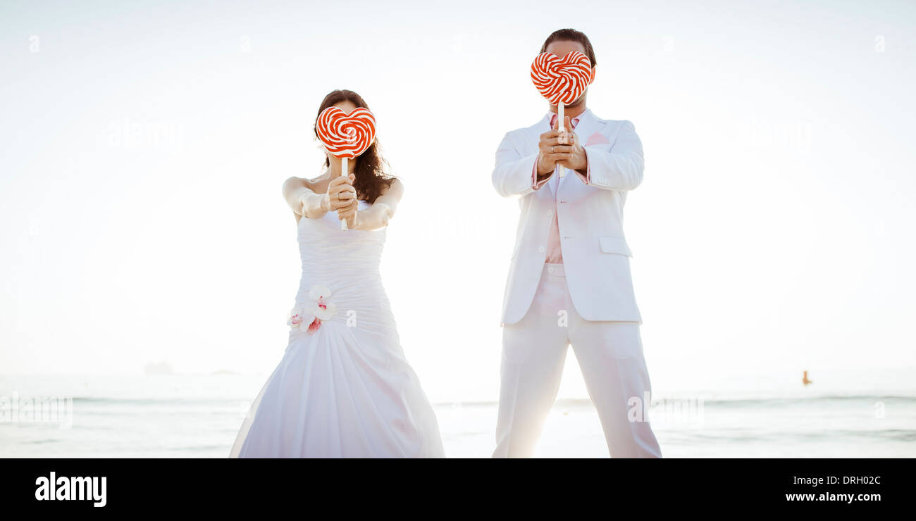 Herzlutschern am Strand mit Brautpaar auf Ibiza, Spanien - couples nuptiales avec coeur glacés à la plage, Ibiza, Espagne Banque D'Images