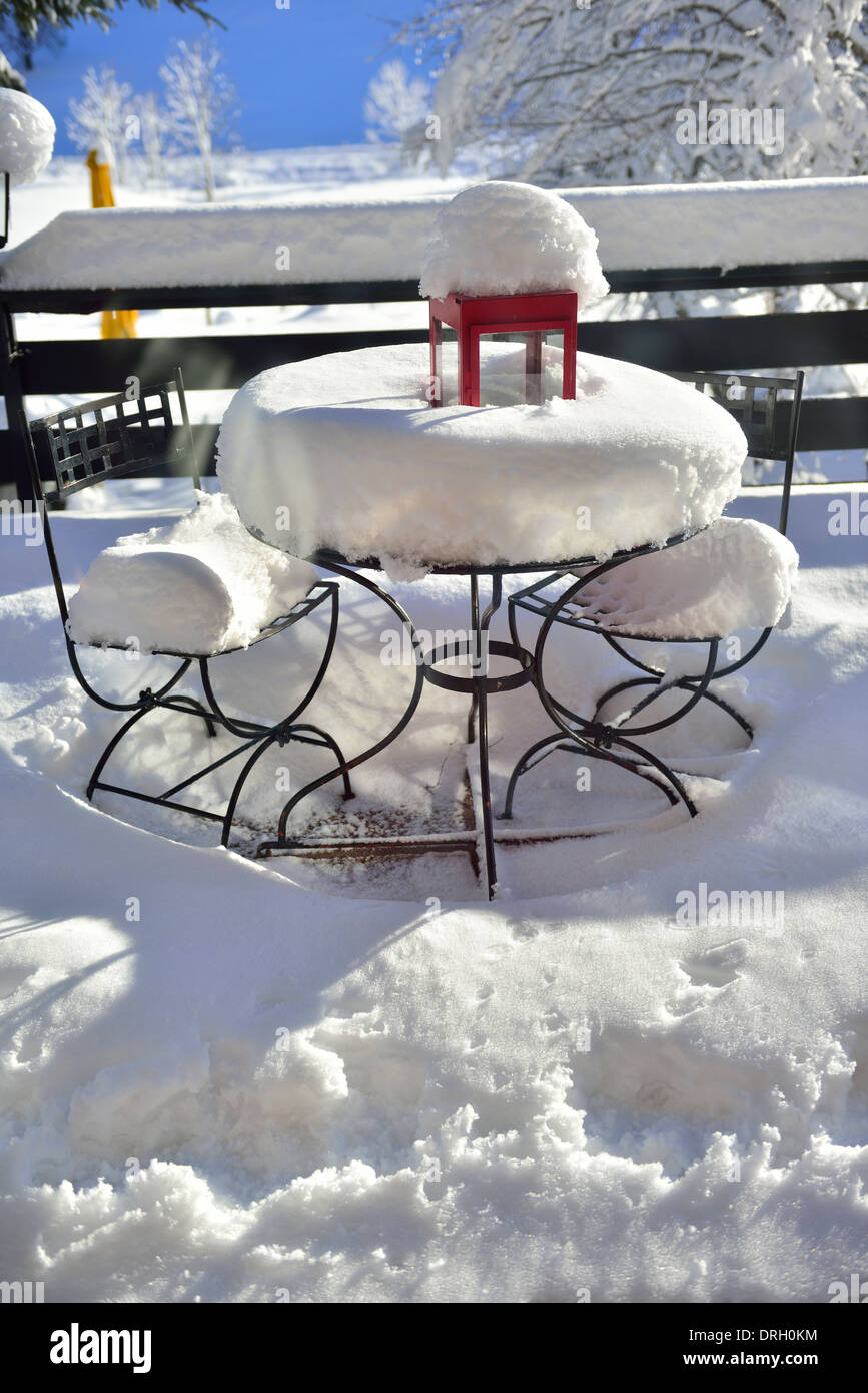 Table et chaises couvertes de neige à l'extérieur après une forte chute de neige dans la vallée de Rohmoos, en Bavière, en Allemagne Banque D'Images