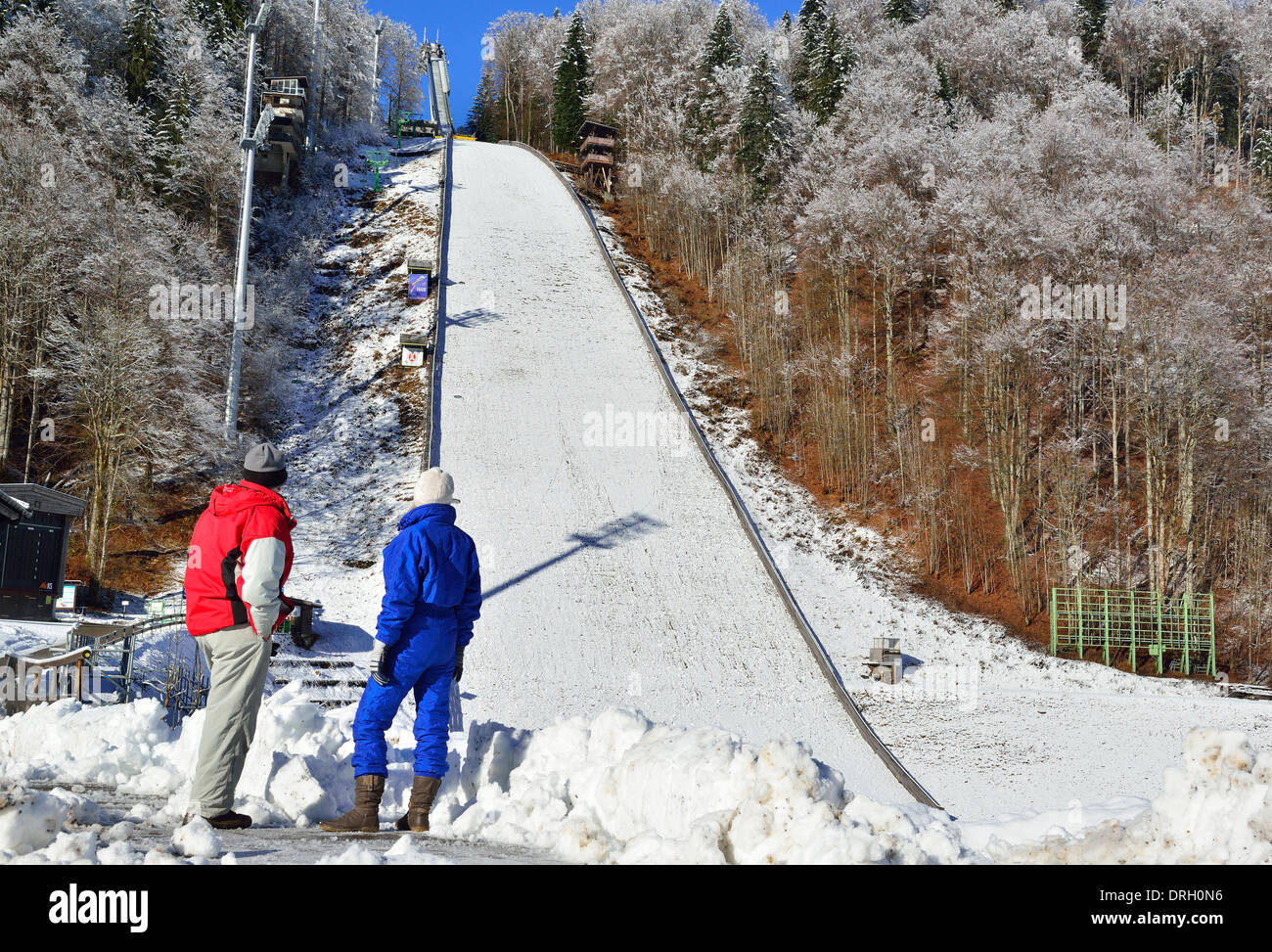 Un homme et une femme dans la crainte de la grande hauteur de Heini-Klopfer-Skiflugschanze-un saut à ski hill à Oberstdorf, Bavière, Allemagne Banque D'Images