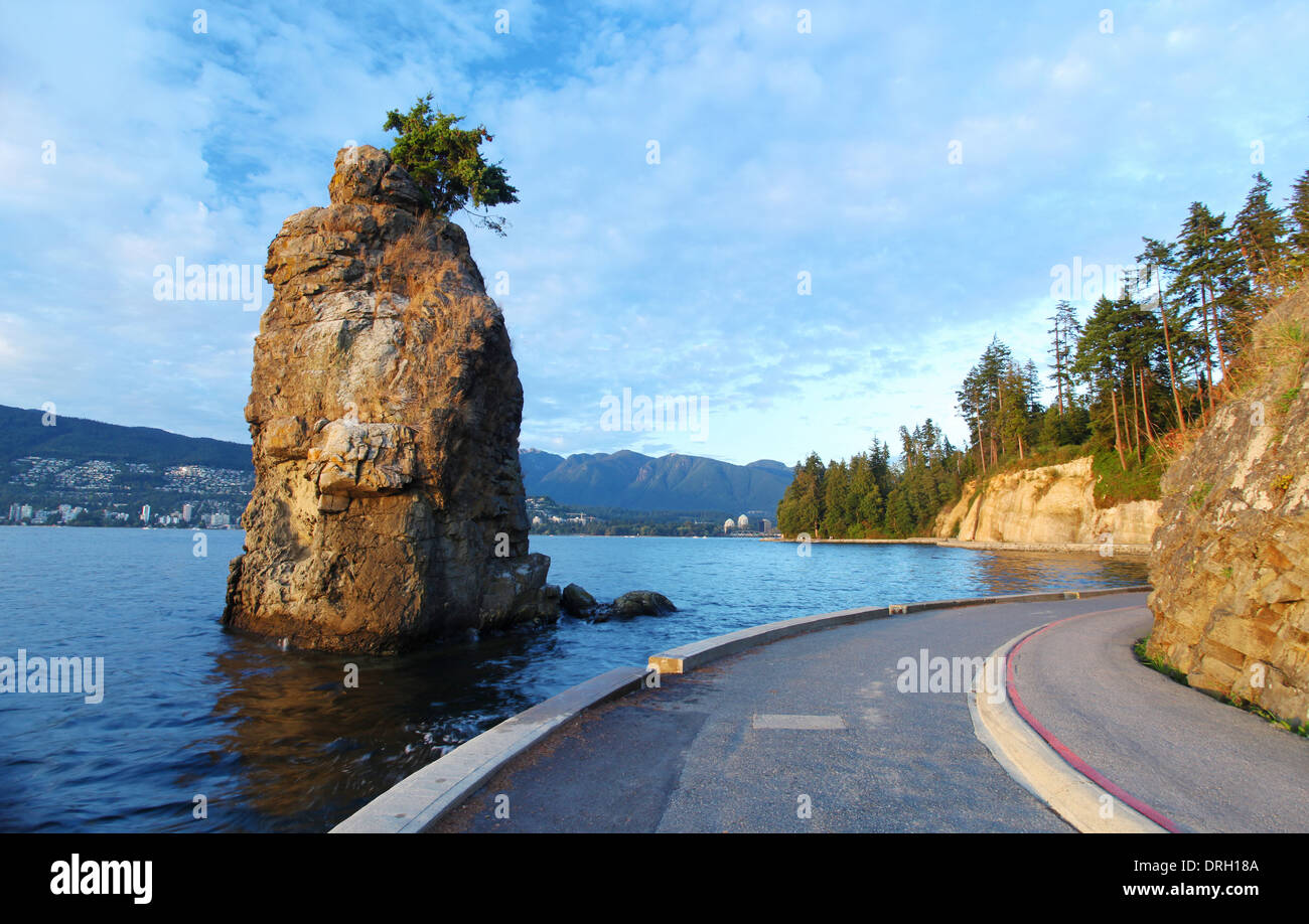 Siwash Rock dans le parc Stanley à Vancouver, Canada Banque D'Images