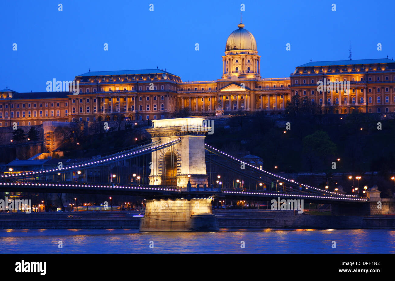 Pont à chaînes Széchenyi et le château de Buda à Budapest, Hongrie Banque D'Images