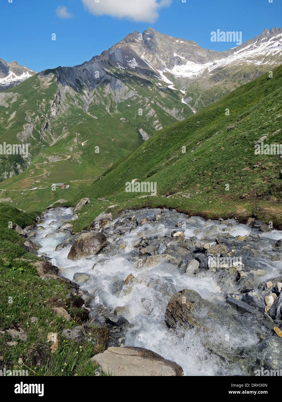 Torrent alpin dans la Vallée des Glaciers. Alpes françaises. Europe. Banque D'Images