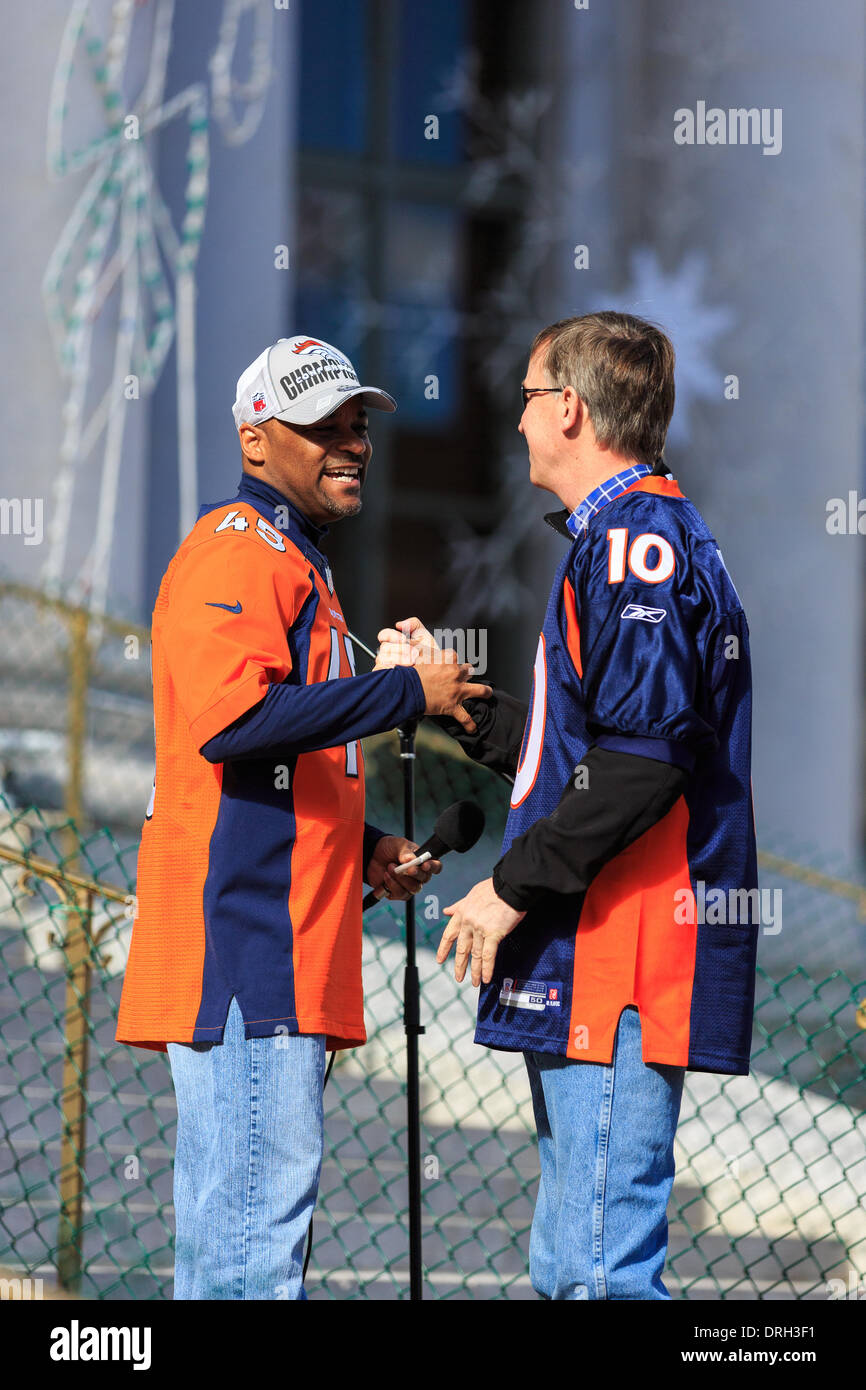 Denver, Colorado, États-Unis. 26 janvier, 2014. Le gouverneur du Colorado, John Hickenlooper et Denver le maire Michael Hancock adresse une foule lors d'un rassemblement qui souhaitent les Denver Broncos bien dans le prochain Superbowl. Credit : Ed Endicott/Alamy Live News Banque D'Images