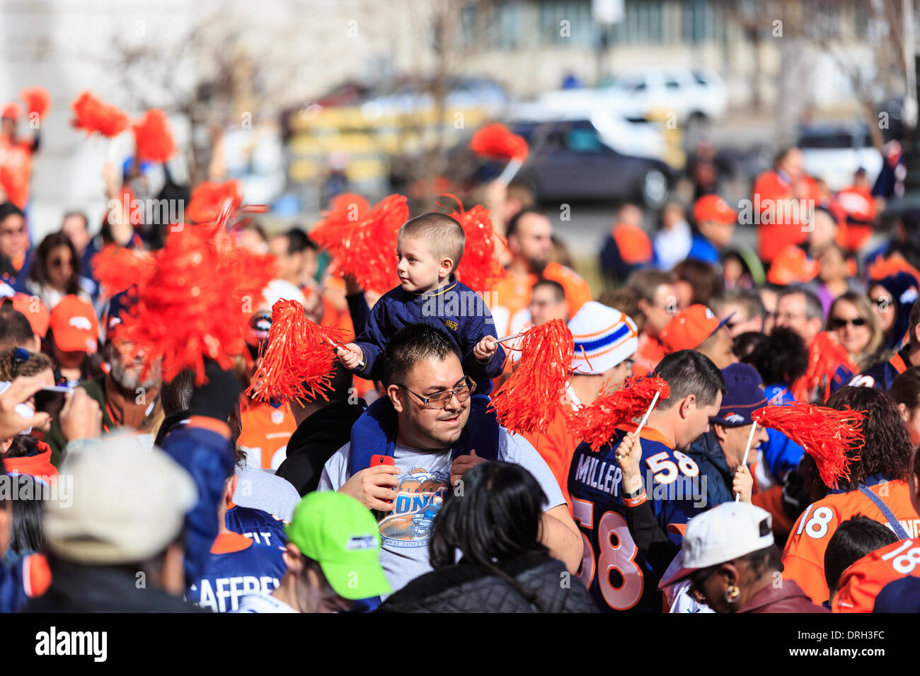 Denver, Colorado, États-Unis. 26 janvier, 2014. Fans applaudir les Denver Broncos lors d'un rassemblement qui souhaitent les Denver Broncos bien dans le prochain Superbowl. Credit : Ed Endicott/Alamy Live News Banque D'Images