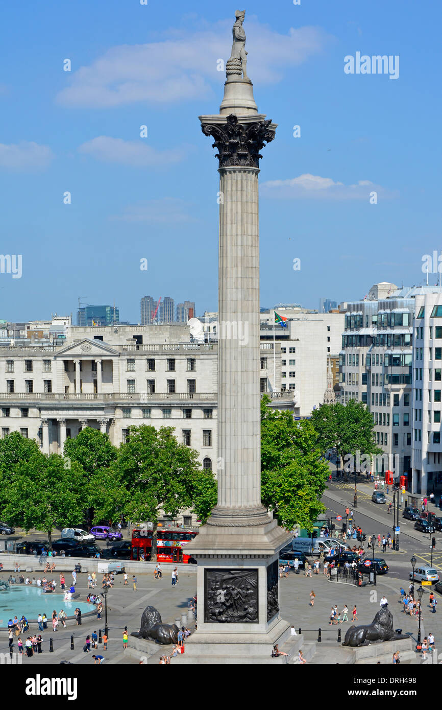 Vue pleine longueur à partir de la position élevée de Nelsons Column avec les lions à Trafalgar Square Banque D'Images