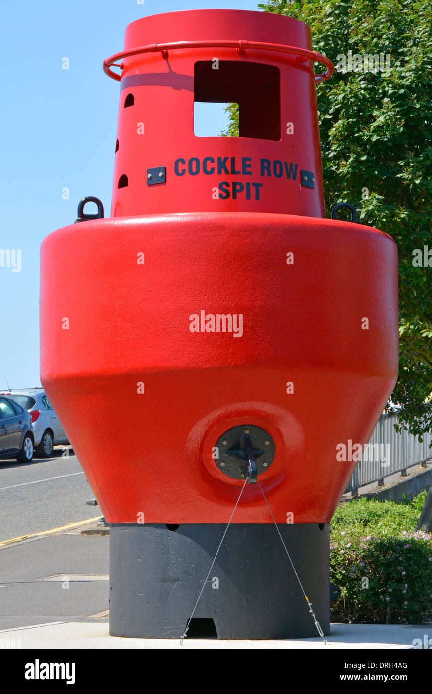 Une ligne de coques Spit bouée repère utilisé comme fonction de la route sur les approches de Leigh on Sea Essex Banque D'Images