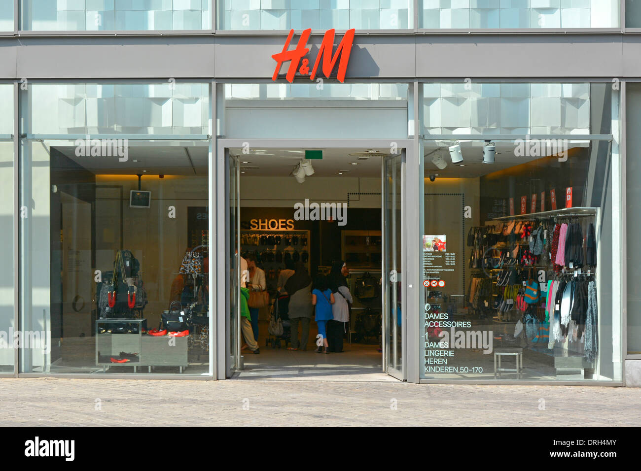 Maastricht Limburg pays-Bas acheteurs européens à l'intérieur de H&M magasin de vêtements de détail magasin d'affaires vitrines avant affichent la porte d'entrée de la rue commerçante de l'UE Banque D'Images