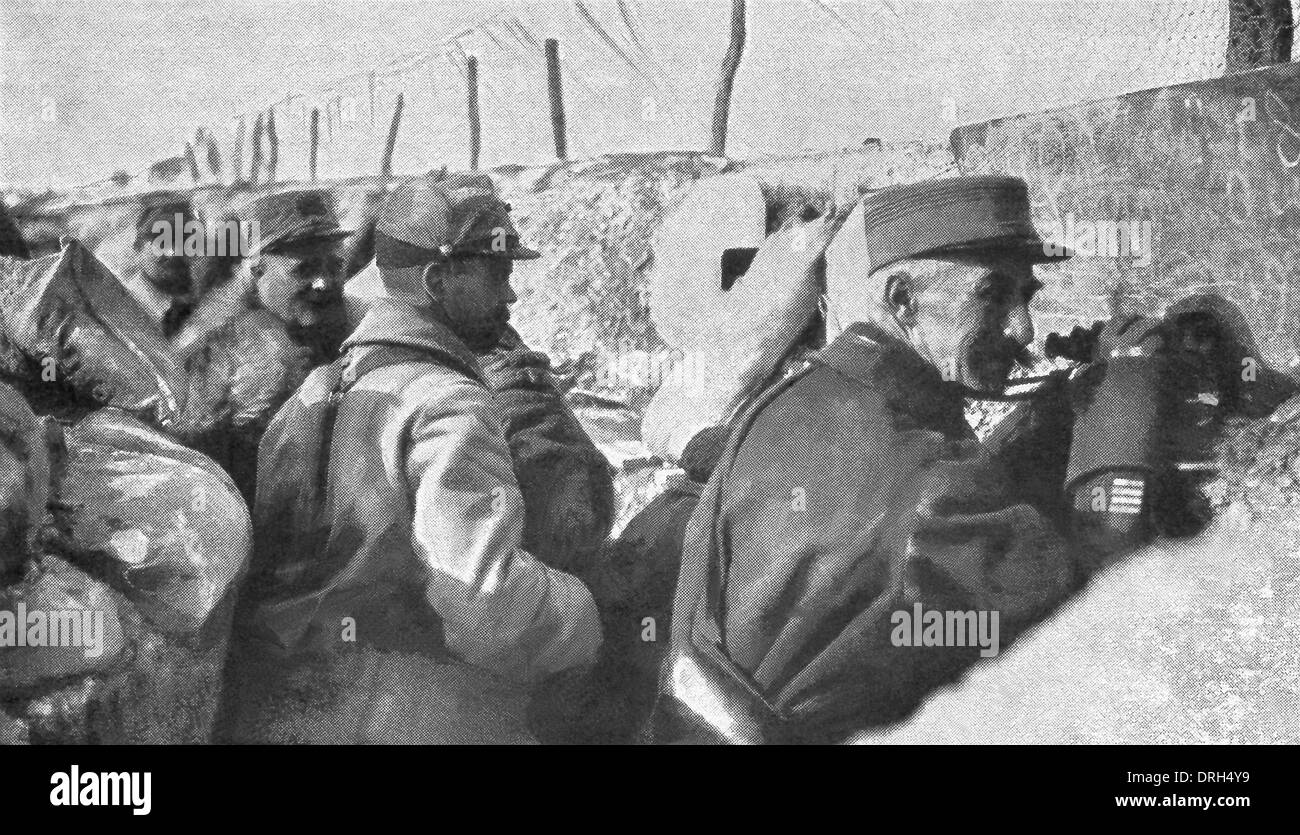 Soldats alliés dans les tranchées ennemies pour regarder les soldats allemands pendant la Première Guerre mondiale. Banque D'Images