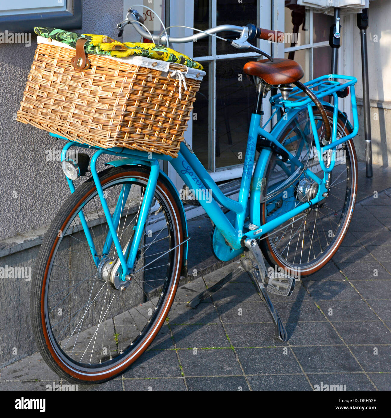 Mesdames vélo équipé d'un grand panier en osier à montage avant Maastricht,  Limbourg, Pays-Bas Europe Photo Stock - Alamy