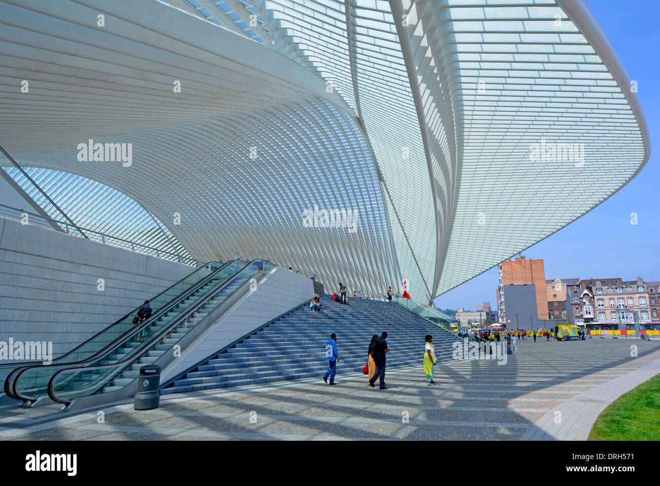 L'extérieur de forme futuriste plafond de verre moderne et de toit couvrant la gare et l'entrée de Liège Belgique la construction d'infrastructures de transport public Banque D'Images