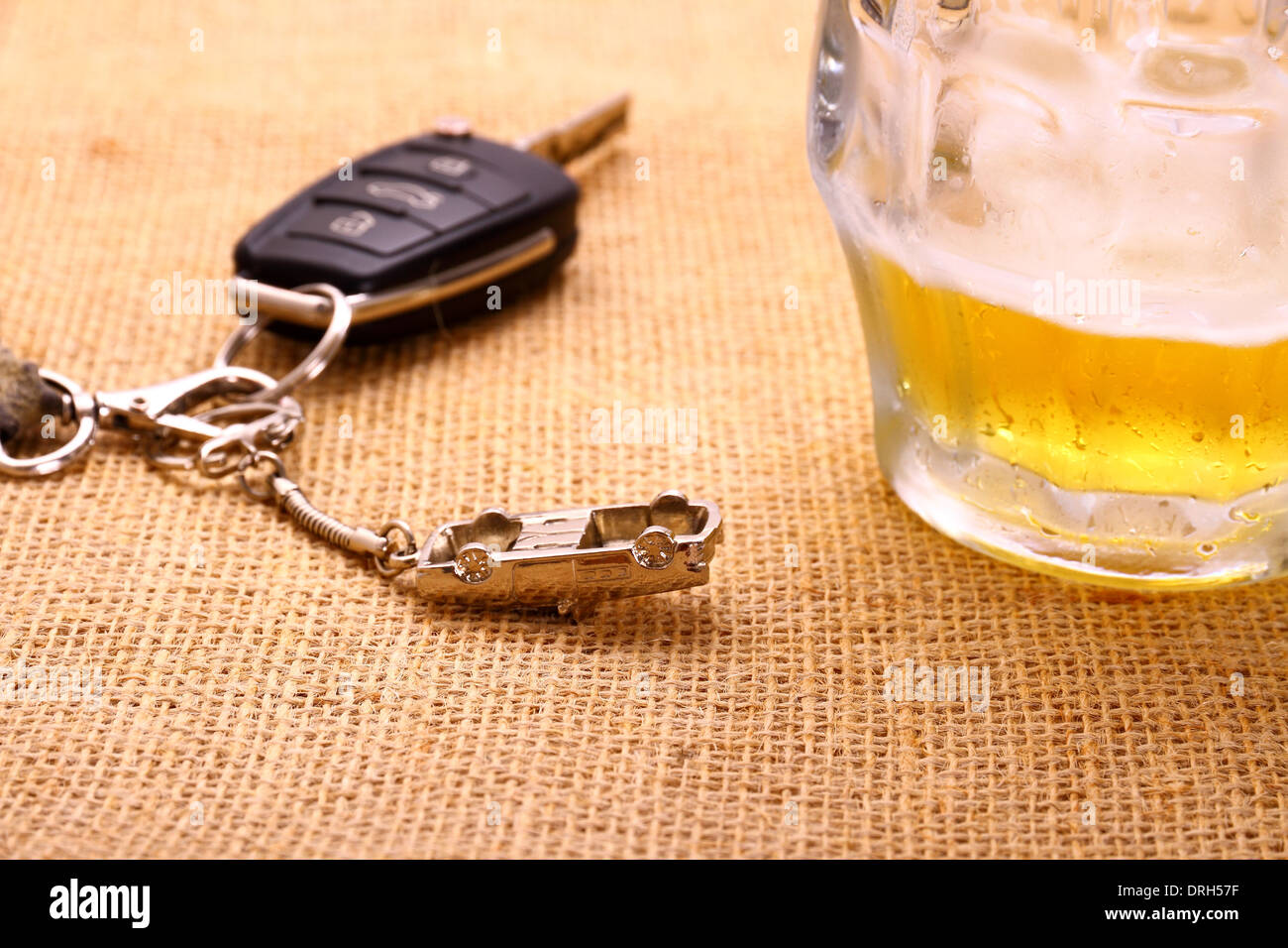 Clé de voiture avec accident et beer mug, Close up Banque D'Images
