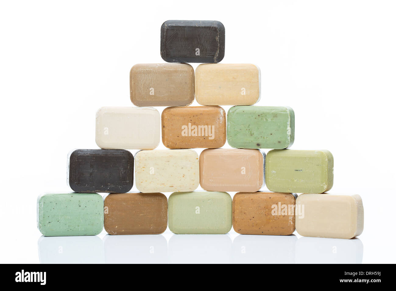 Pyramide de couleur faits à partir de différentes barres de savon olive naturel Banque D'Images