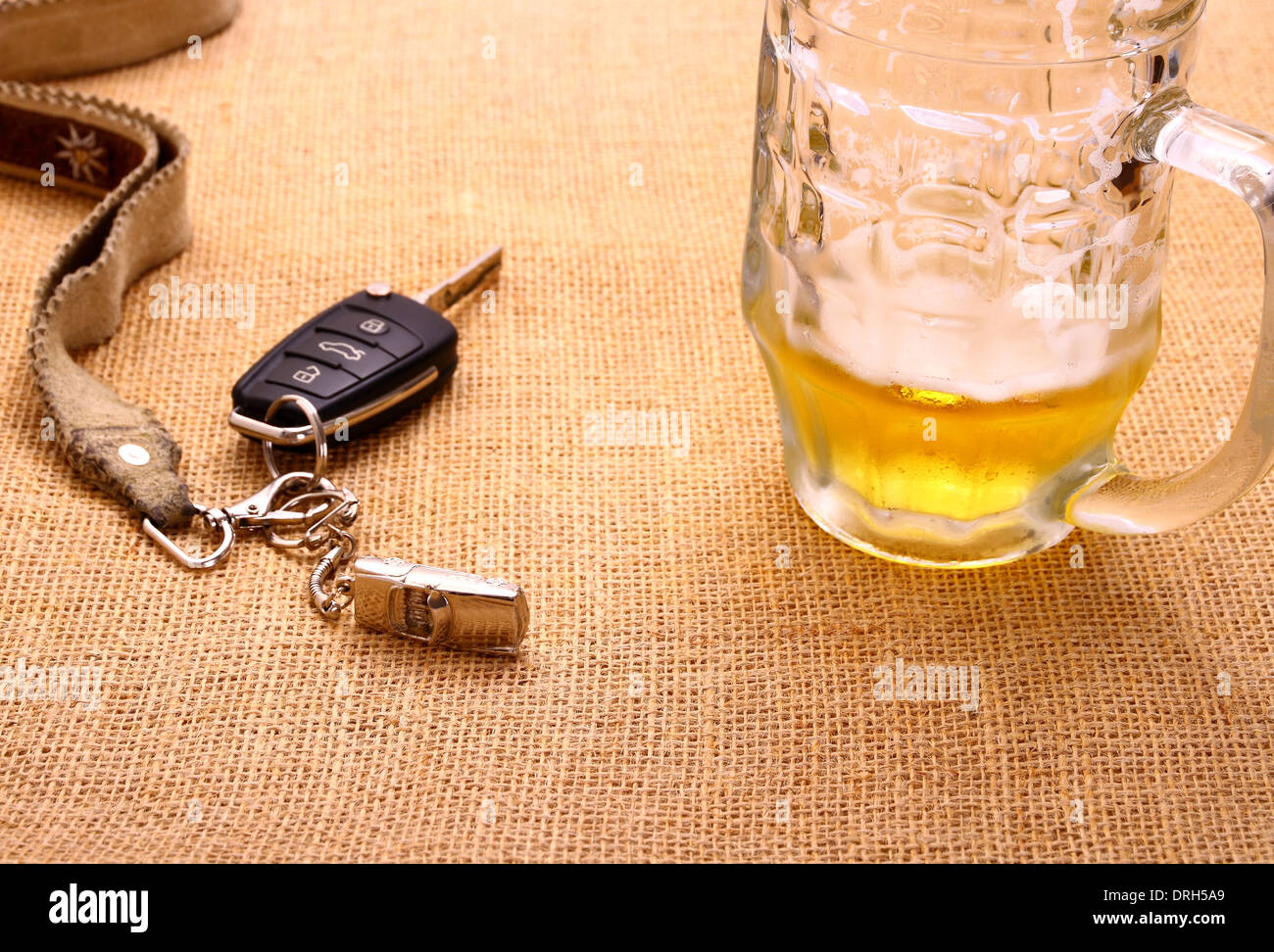 Clé de voiture avec une remorque inclinée et beer mug, Close up Banque D'Images