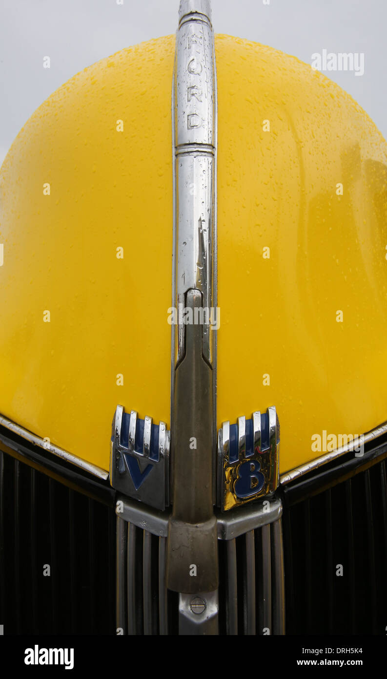 Le capot jaune d'un pick-up Ford V8 couvert de gouttes de pluie au Classic TT dans l'île de Man 2013 Banque D'Images