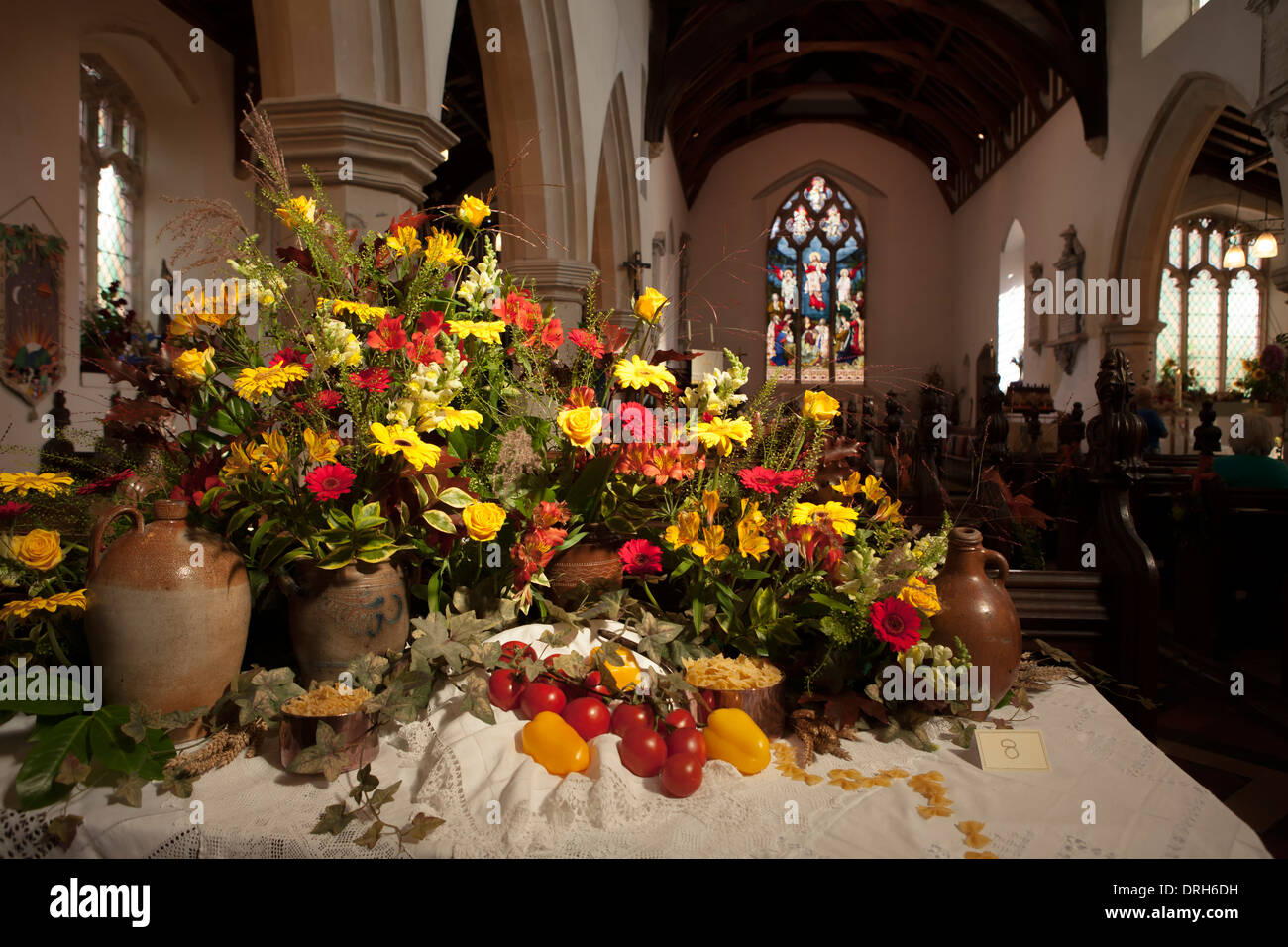 Arrangement de fleurs à thème italien en anglais église de campagne au Harvest Festival Banque D'Images