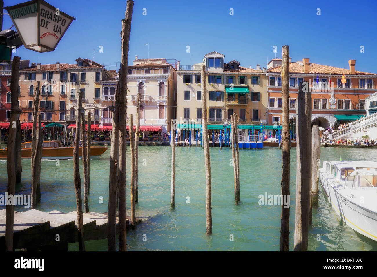 Hôtels et restaurants le long du Grand Canal à Venise, Vénétie, Italie Banque D'Images