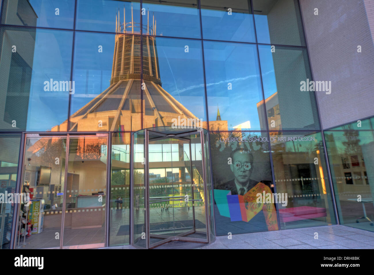 Liverpool cathédrale catholique reflétée dans School of Art, en Angleterre, Royaume-Uni Banque D'Images