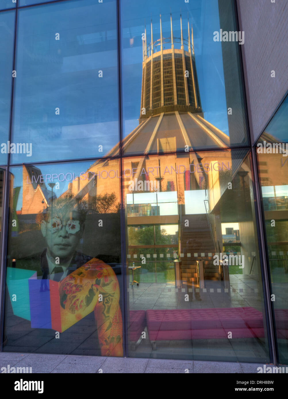 Liverpool cathédrale catholique reflétée dans School of Art, en Angleterre, Royaume-Uni Banque D'Images