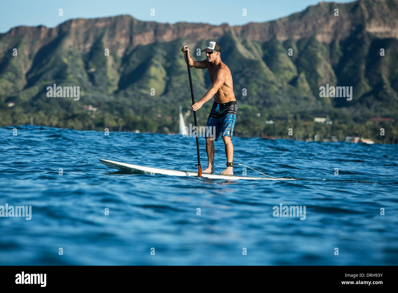 Hawaii Honolulu SUP Stand Up Paddle board Waikiki Beach Ocean paddle board sport hiver [Brad Osborn] coucher du soleil Banque D'Images